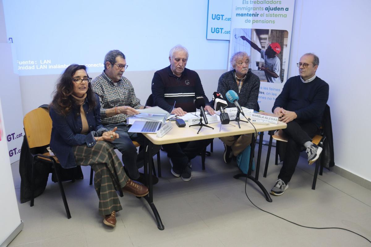 Representantes sindicales y vecinales del Baix Besòs presentan sus demandas en la sede de la UGT de Barcelona, este jueves