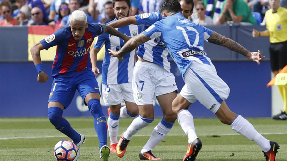 Carl Medjani (derecha) y Neymar durante el Leganés-Barça de LaLiga Santander 2016/17