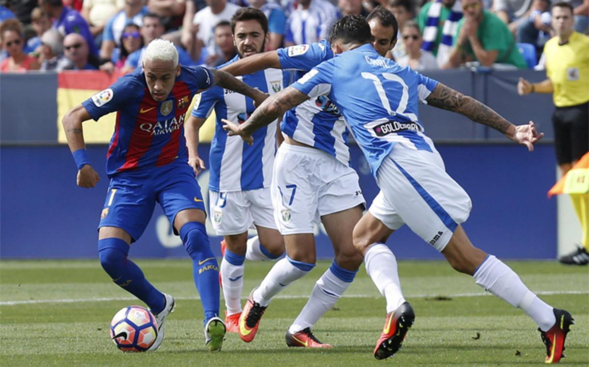 Carl Medjani (derecha) y Neymar durante el Leganés-Barça de LaLiga Santander 2016/17 Carl Medjani (derecha) y Neymar durante el Leganés-Barça de LaLiga Santander 2016/17