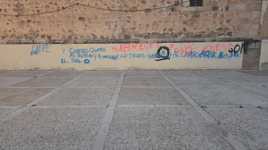 Pintadas ofensivas dañan el Atrio de Montijo y la Iglesia de San Pedro Apóstol