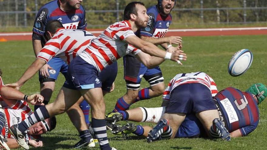 El medio melé David Riveiro abre el oval tras recuperarlo del ruck en el partido con el Eibar. // Adrián Irago