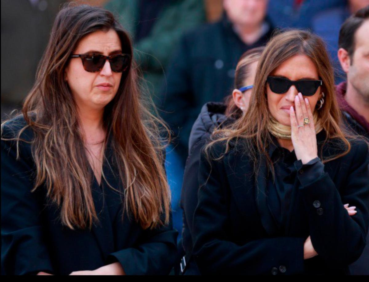 Irene y Sara Carbonero, a la derecha, en el funeral de su madre.
