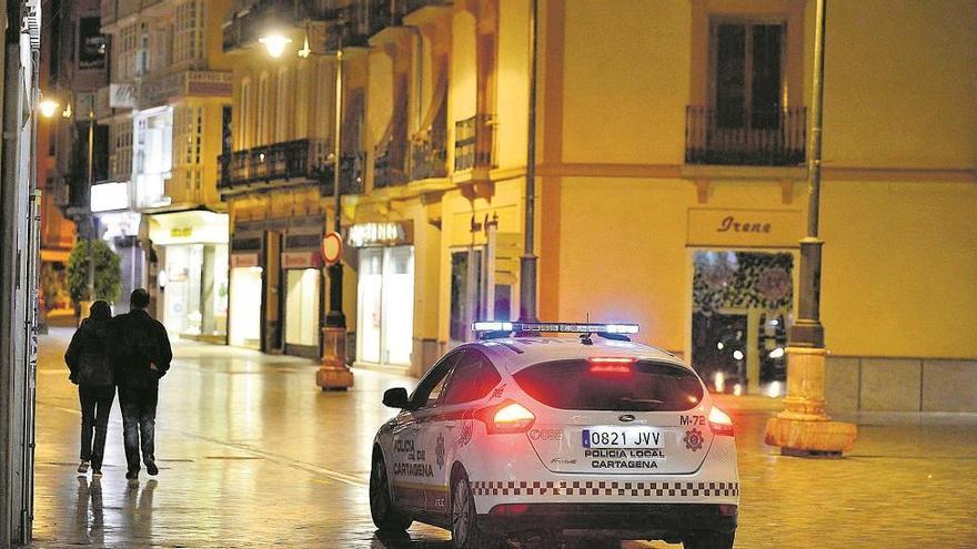 Dos peatones caminan durante el toque de queda en Cartagena.