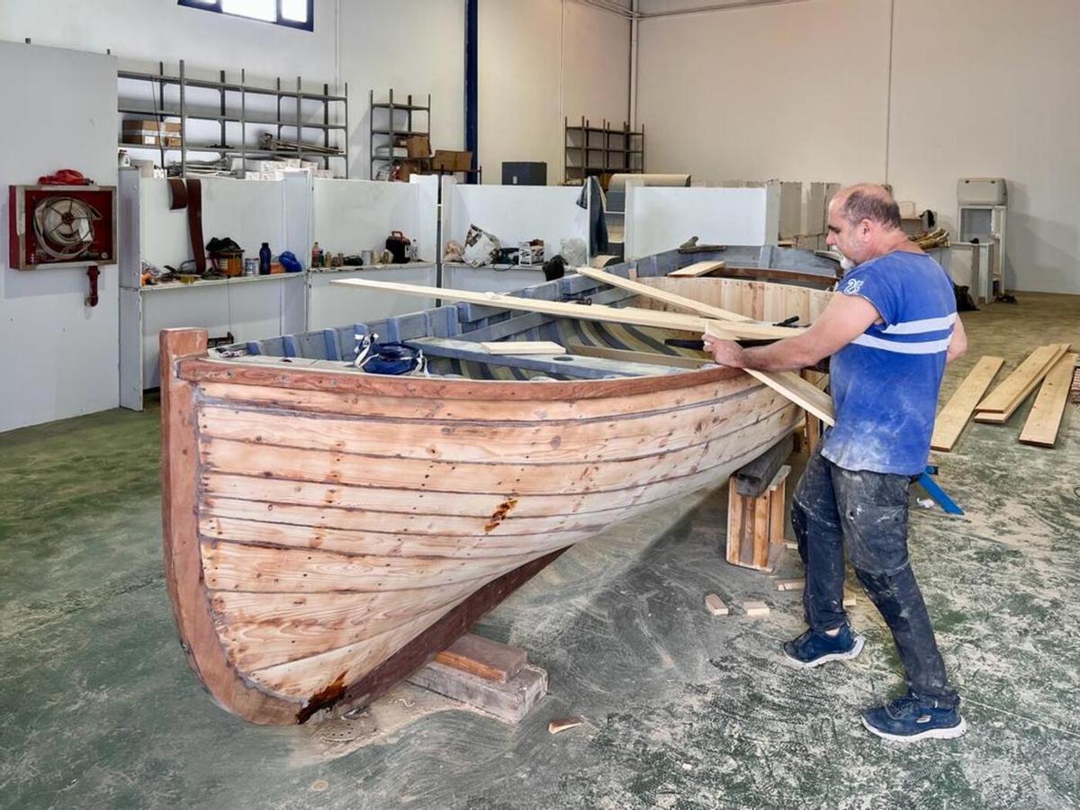 Agustín Jordán recupera la construcción de un bote tradicional canario para Los Buches.