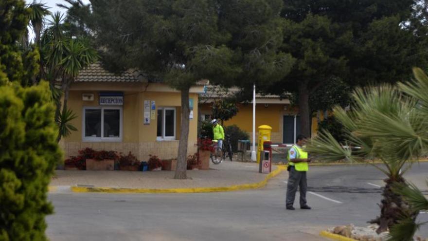 Entrada del camping, ayer por la mañana, horas después del hallazgo.