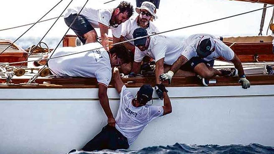 El Hispania, en el momento del rescate a uno de sus tripulantes