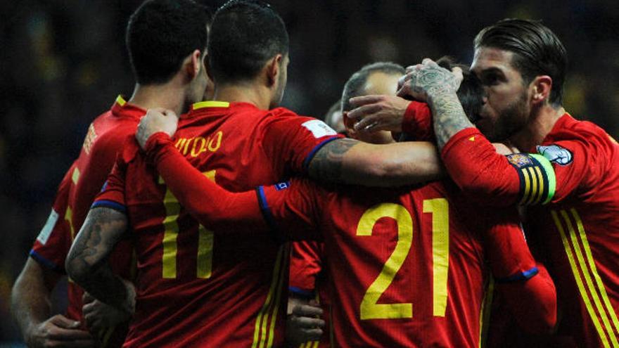 Los jugadores de la selección española celebran el gol de Silva ante Israel, el primero de la noche del viernes en El Molinón.