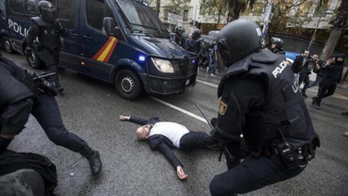 Una de las cargas policiales del 1-O en la escuela Ramon Llull, en Barcelona.