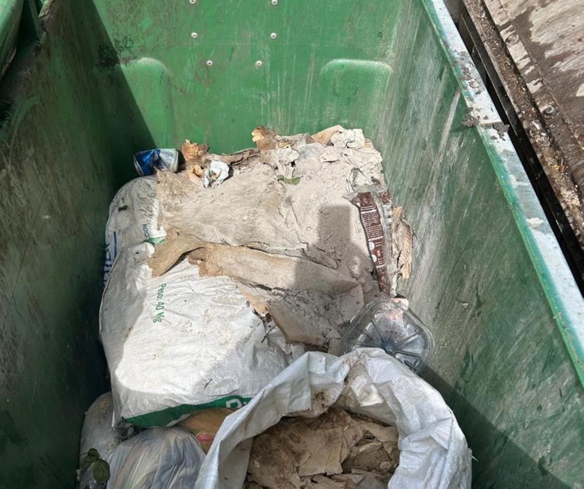 "Boicot" al servicio de recogida de basura de Aliste con contenedores llenos de piedras