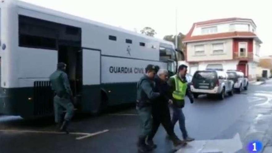 Los 11 detenidos llegaron en un furgón al juzgado de Ribeira. // TVE