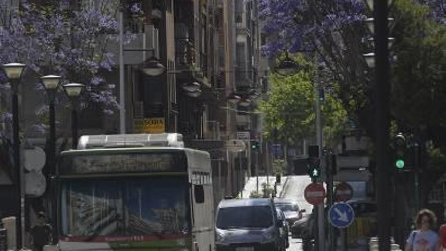 Un autobús de la línea J en el Puente de la Virgen y otro de la línea E, desviados.