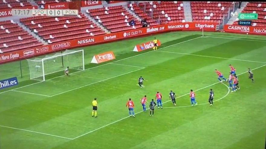 La acción del gol de la Ponferradina, en el momento del disparo del penalti.