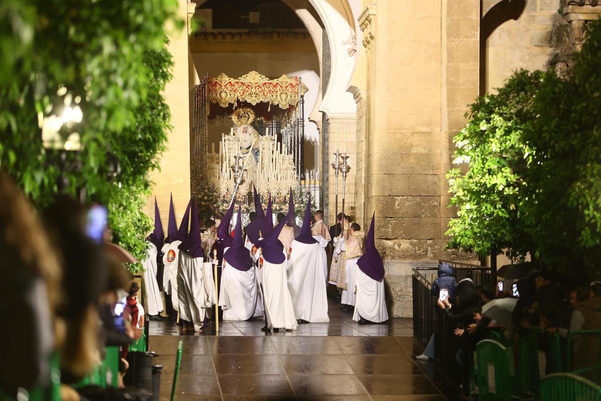 Nazarenos de La Sangre en el Patio de los Naranjos.