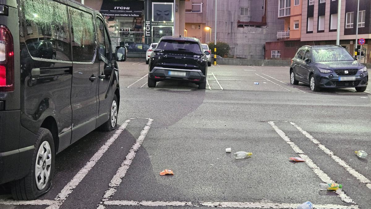 Coches de aficionados del Lyon con las ruedas pinchadas