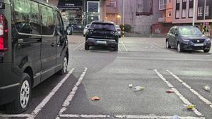 Coches de aficionados del Lyon con las ruedas pinchadas