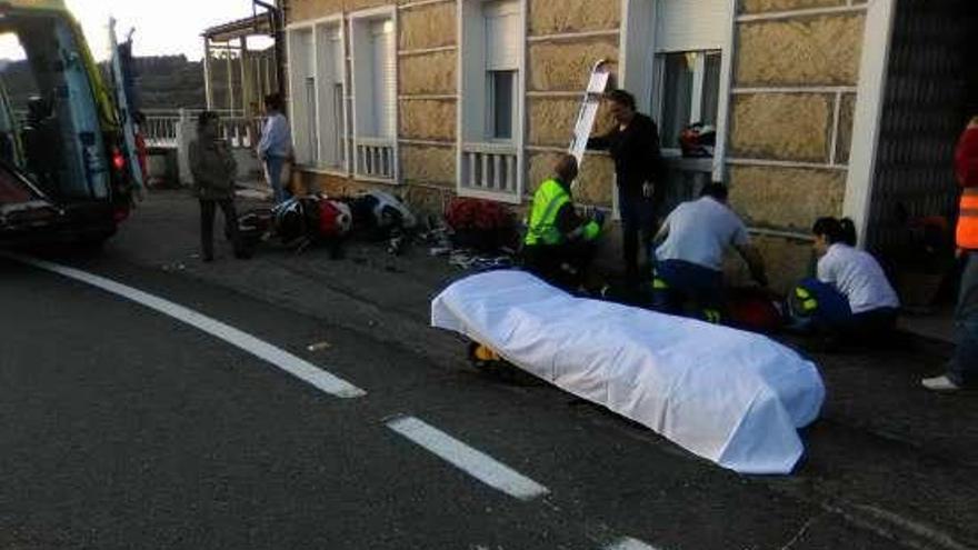 Los profesionales de emergencias, atendiendo al herido. // GC