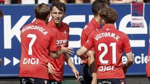 PAMPLONA, 24/08/2025.- Los jugadores del Osasuna celebran su primer gol, obra del croata Ante Budimir, durante el partido de LaLiga entre el Osasuna y el Valencia, este domingo en el estadio del Sadar. EFE/ JesÃºs Diges