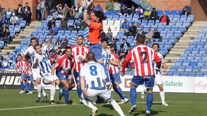 El porter del Girona Roberto Santamaría, salta més que ningú per fer-se amb una pilota bombejada a la seva àrea després d&#039;un córner |