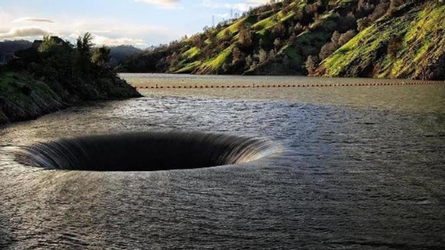 Espectaculares imágenes del gigantesco hoyo del embalse de Berryessa