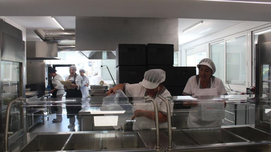 Traballadoras na cociña  do CEIP Humberto Juanes.  | // FDV