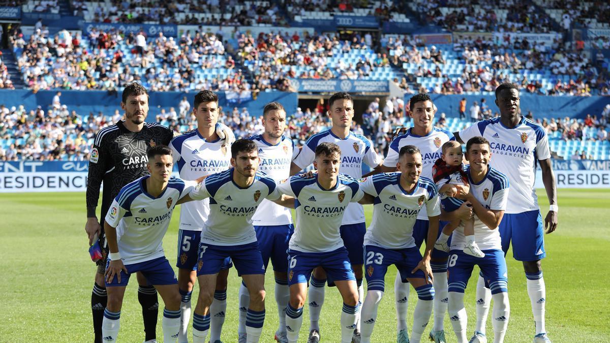 López y Francés, en el centro, junto al resto del once inicial ante el Villarreal B.