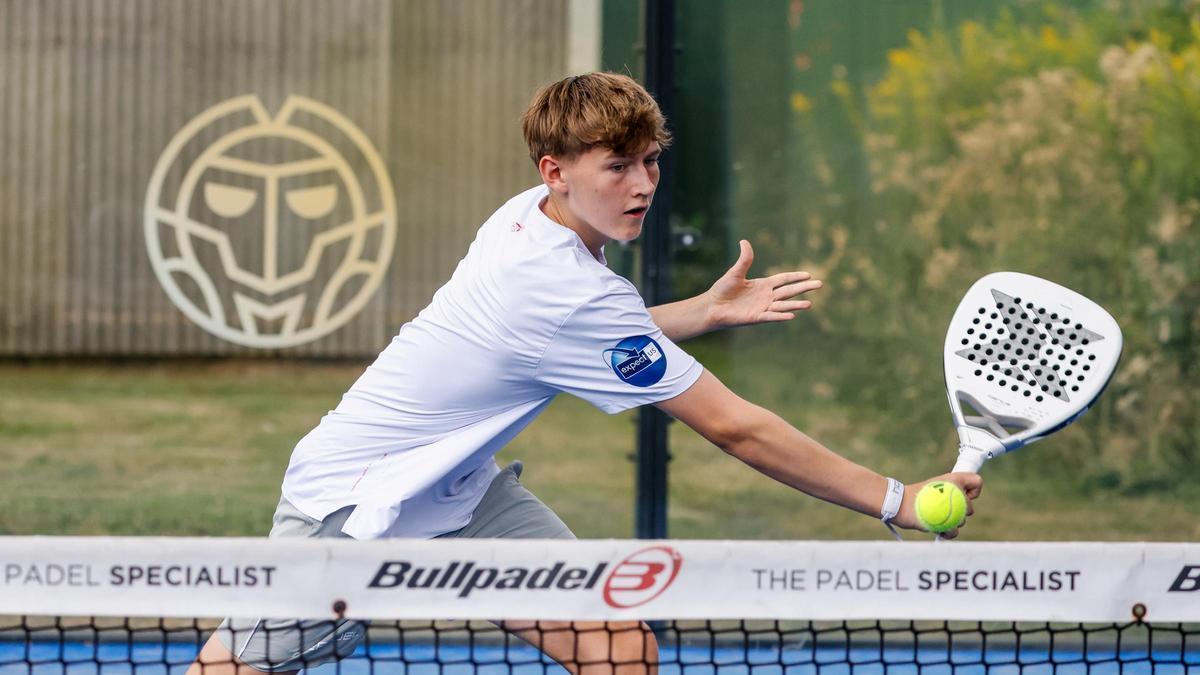 Padel-Spieler Jonas Trümpler in Aktion beim TC Barrien. Der junge Spieler möchte Padel-Profi werden und zieht dafür Ende August nach Mallorca.