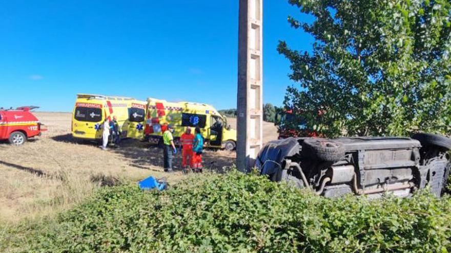 Un fallecido de 49 años y tres heridos, entre ellos una niña de cuatro años, en una salida de vía en Calzada del Coto (León)