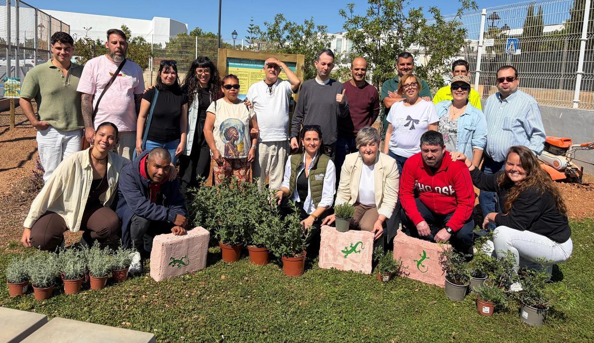 Voluntarios que participan en el proyecto de protección de la lagartija ibicenca.
