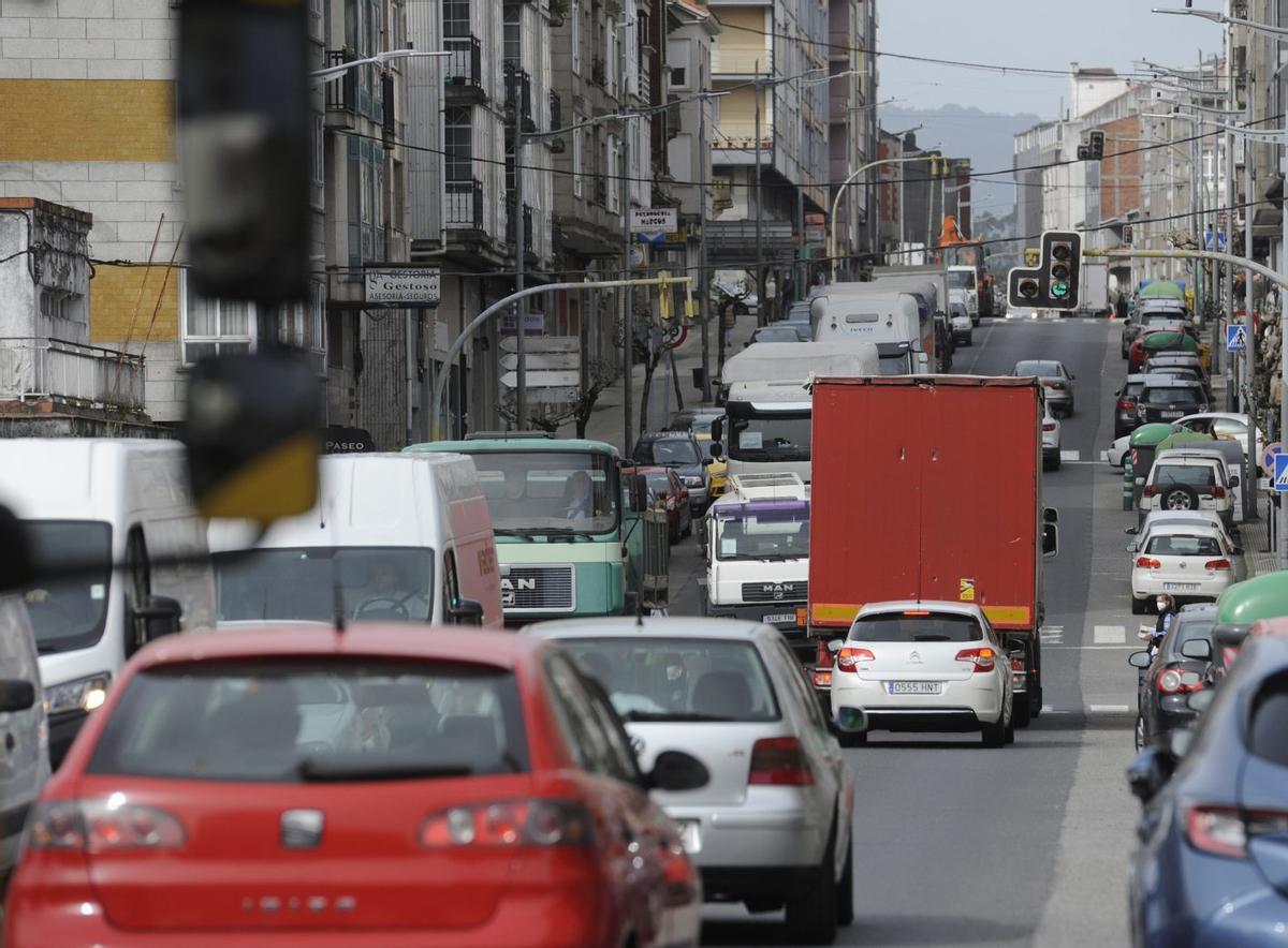 Camiones por la avenida Benito Vigo de A Estrada. | BERNABÉ/ JAVIER LALÍN
