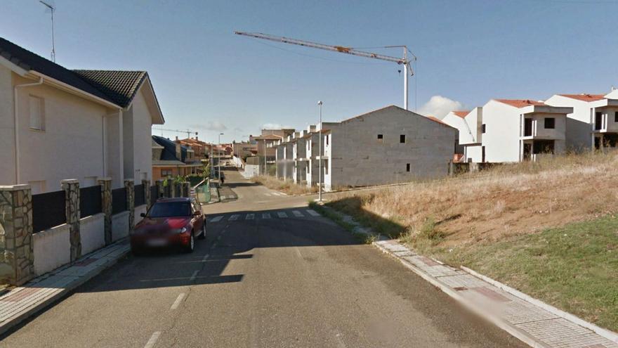 Construcciones sin terminar propiedad de la SAREB en el número 19 de la calle Pola de Lena.