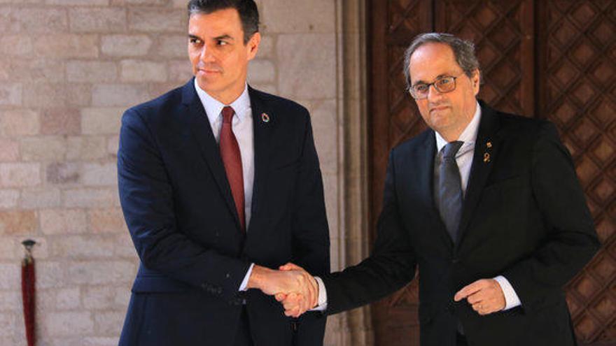Els presidents Quim Torra i Pedro Sánchez encaixen la mà abans de reunir-se
