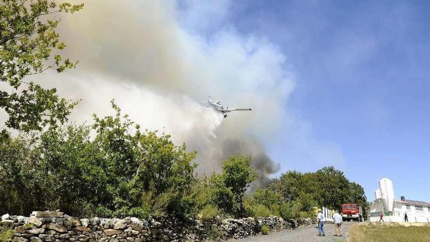 Efectivos actúan en el incendio de San Paio de Senra que estaba cerca de una granja. // Bernabé/Javier Lalín
