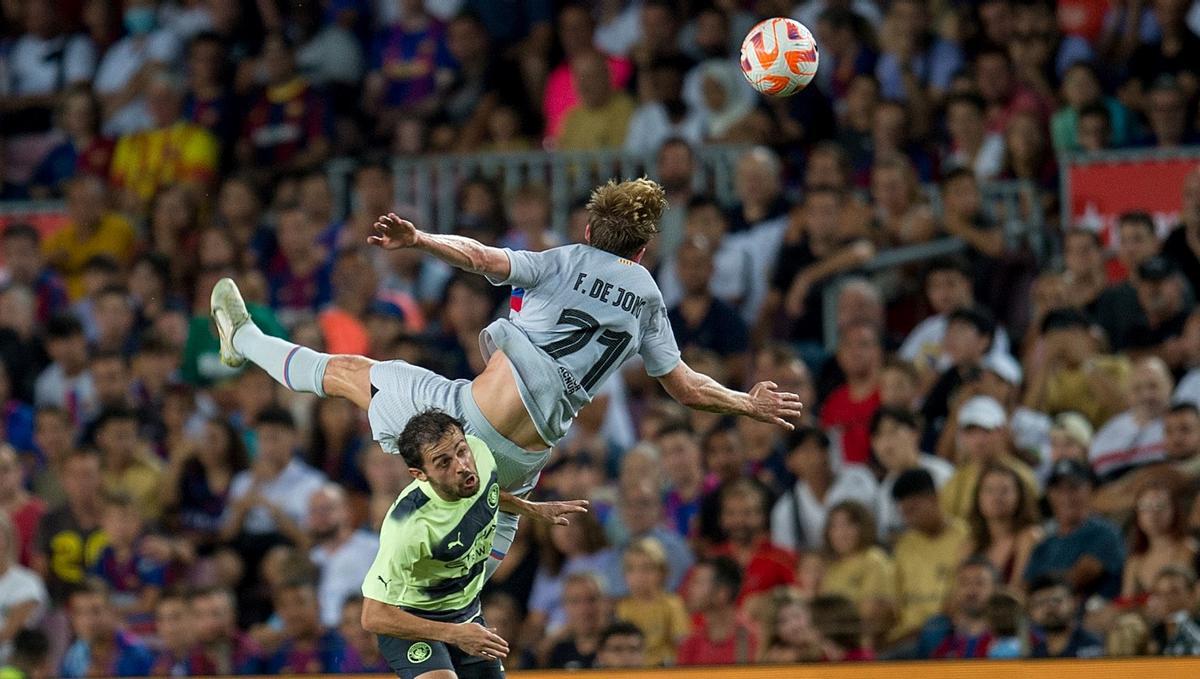 Frenkie de Jong supera a Bernardo Silva en el Barça-City del Camp Nou contra la ELA.