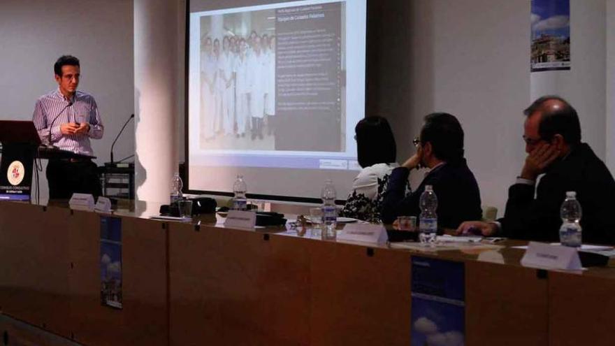 Mesa titulada &quot;Cuidados paliativos. ¿Hacia dónde vamos?&quot;, celebrada ayer en el Consultivo.