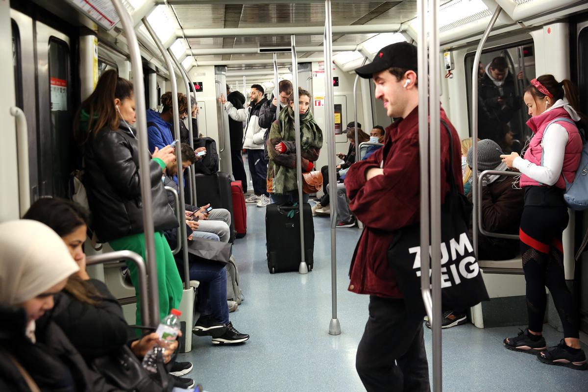 Último día de la mascarilla obligatoria en el transporte público