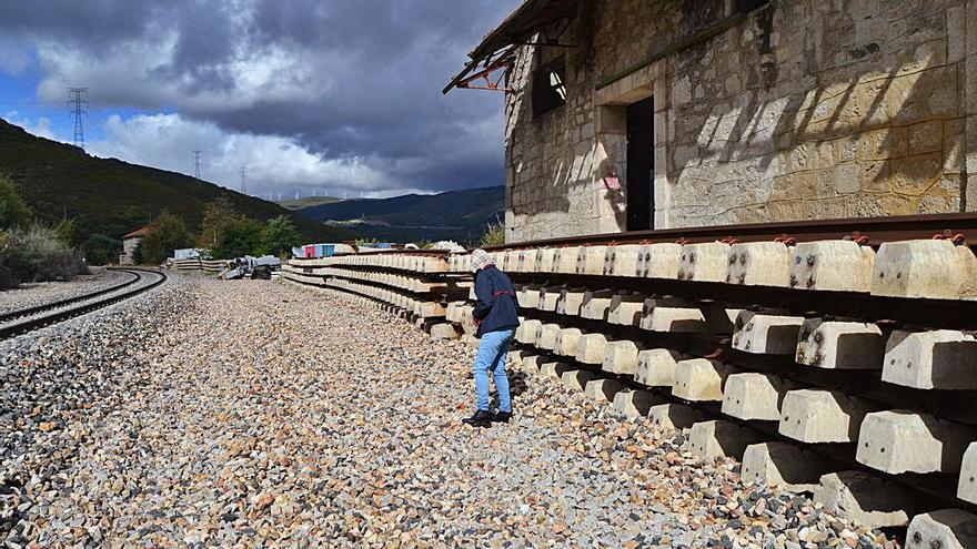 Desmantelamiento de una de las vías del tren en la estación de Requejo. | A. S.