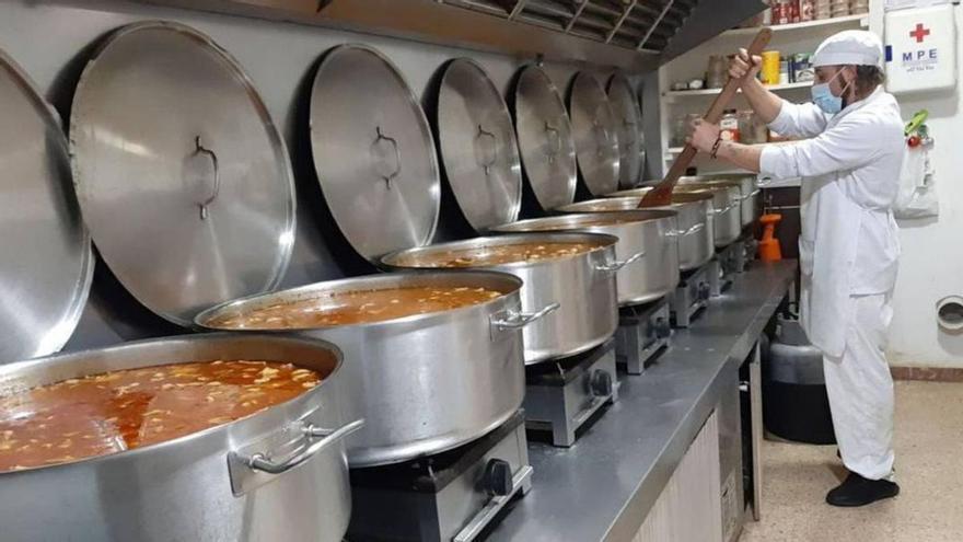 El comedor de Miraflores afronta las fiestas: «Al menos que tengan su cena de Nochebuena»