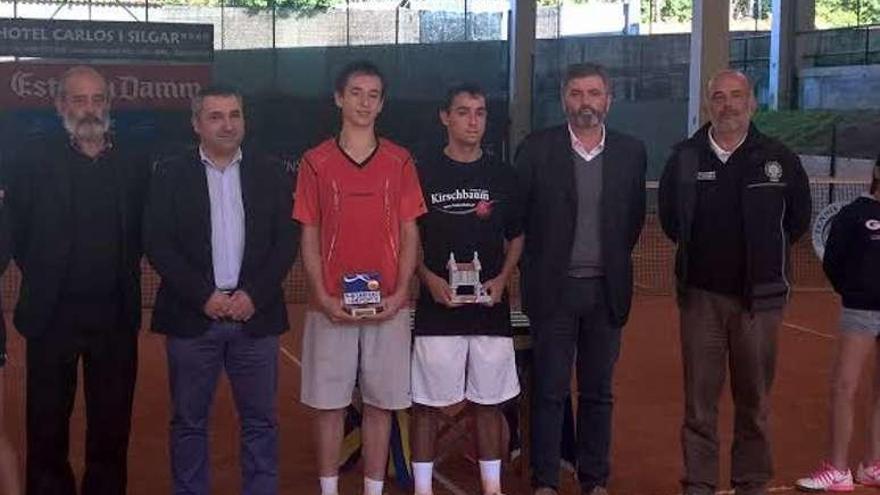 El campeón cadete Tomás Almeida posa con el trofeo. // FdV