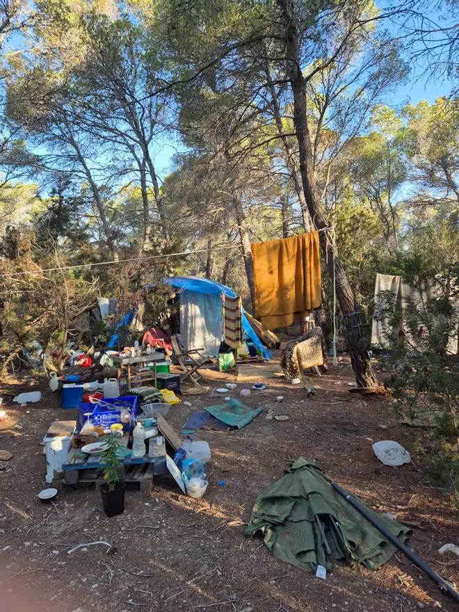 Santa Eulària retira 3,5 toneladas de residuos de acampadas ilegales en zonas forestales