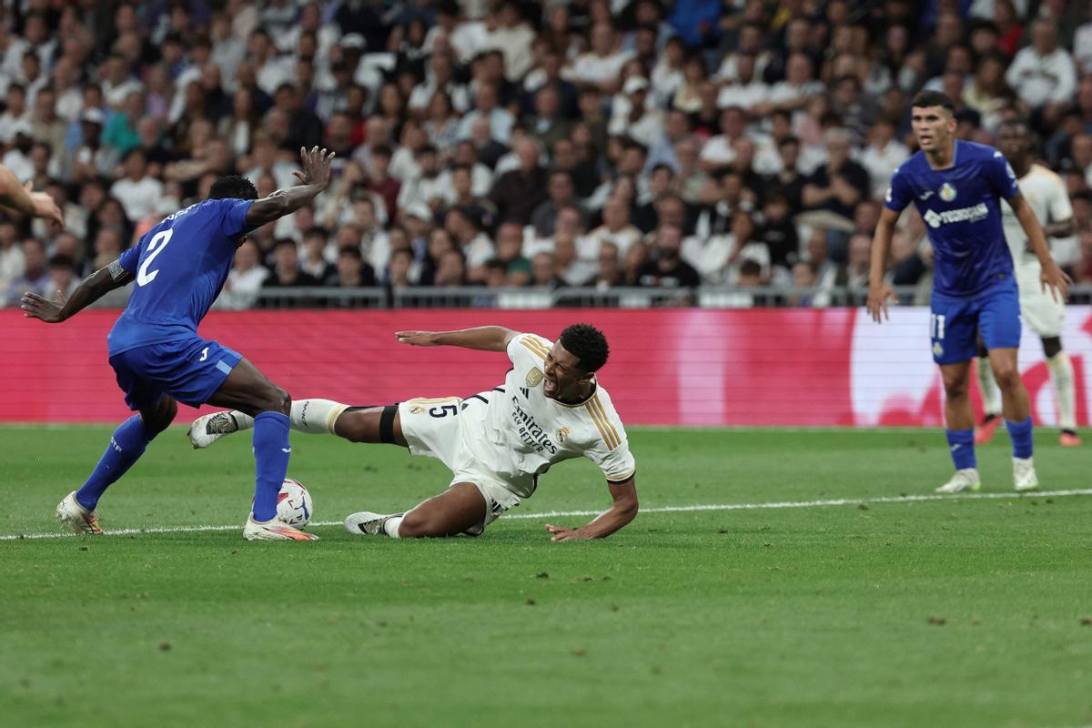 Jude Bellingham, jugador del Real Madrid, se lamenta de una acción con Djené durante el partido.