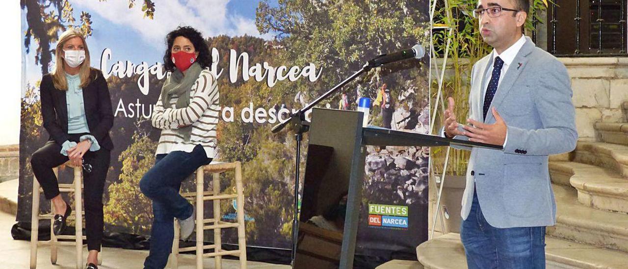 Por la izquierda, Graciela Blanco, la concejala Begoña Cueto y José Víctor Rodríguez, en la presentación de la campaña turística de Cangas del Narcea, ayer, en la iglesia del monasterio de Corias.