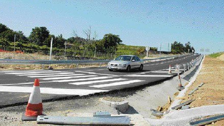 La empresa constructora ha pintado pasos de cebra en los accesos de entrada y salida a la autovía en Barrantes. / IÑAKI ABELLA