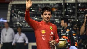 Leclerc salusa sonriente después de conseguir la ’pole’ en Singapur