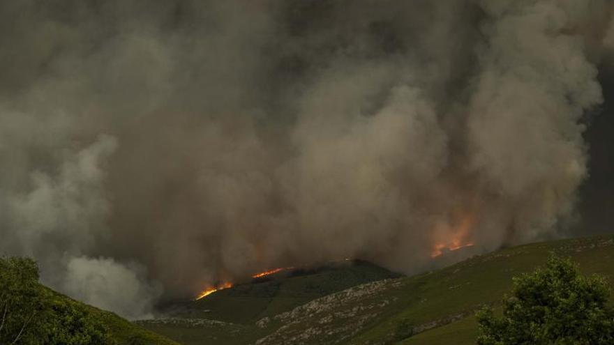 Extinguido el incendio de Laza y Chandrexa que quemó más de 2.100 hectáreas de monte