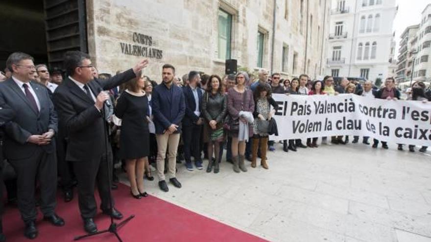 Una concentración que acaba en denuncia por el valenciano