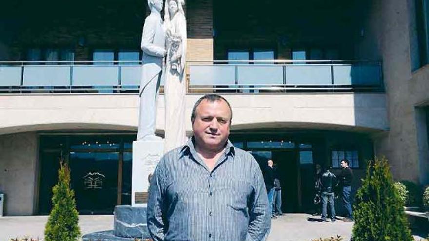 José Manuel González, ante su establecimiento en Llanera