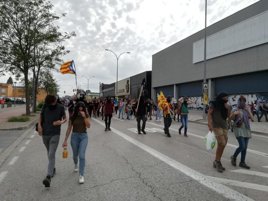 Tallen les vies del tren i el TAV a l''Avellaneda i fan barricades