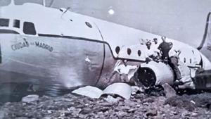 Lugareños posan junto al avión accidentado, meses después del suceso.