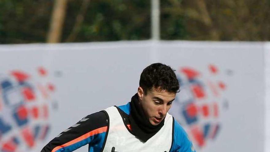 Diego Aguirre, con el balón, en un entrenamiento del Oviedo.