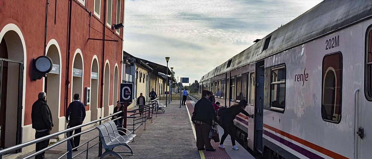 Usuarios del tren València-Xàtiva-Alcoi suben al tren en la estación de Ontinyent.  | PERALES IBORRA